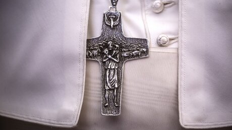 Brustkreuz von Papst Franziskus am 24. November 2018 im Vatikan / © Vatican Media (KNA)