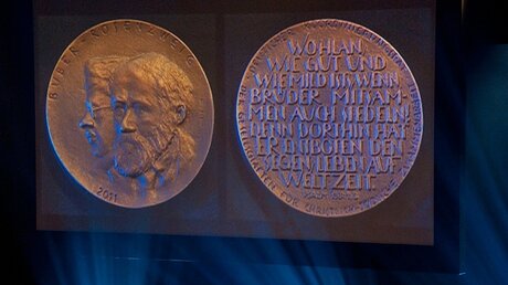 Die Buber-Rosenzweig-Medaille für besondere Verdienste in der christlich-jüdischen Verständigung / © Gerd Vieler (KNA)