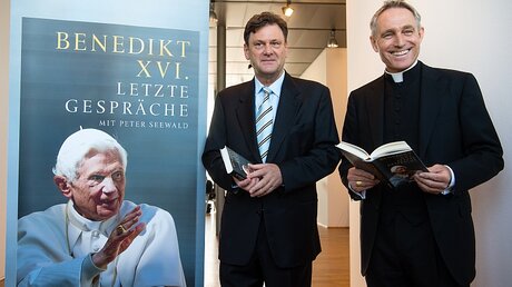 Journalist Peter Seewald veröffentlichte seine Gespräche mit dem emeritierten Papst  / © Matthias Balk (dpa)