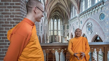 Buddhisten in ehemaliger Kirche  / © Patrick Post (KNA)