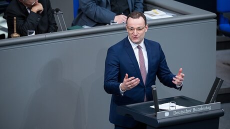 Bundesgesundheitsminister Jens Spahn spricht im Deutschen Bundestag / © Bernd von Jutrczenka (dpa)