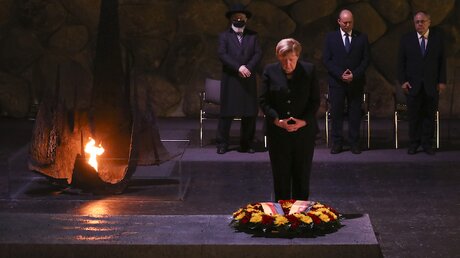 Bundeskanzlerin Angela Merkel (2.v.l) in Yad Vashem  / © Ariel Schalit (dpa)