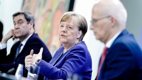 Bundeskanzlerin Angela Merkel (CDU), Markus Söder (l, CSU) und Peter Tschentscher (SPD) / © Kay Nietfeld (dpa)
