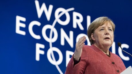 Bundeskanzlerin Angela Merkel (CDU) spricht auf dem Weltwirtschaftsforum in Davos / © Gian Ehrenzeller (dpa)
