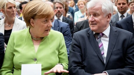  Bundeskanzlerin Angela Merkel (CDU) und Horst Seehofer (CSU) / © Kay Nietfeld (dpa)
