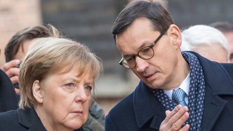 Bundeskanzlerin Angela Merkel (CDU) und Mateusz Morawiecki, Ministerpräsident von Polen in Auschwitz / © Robert Michael (dpa)