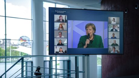 Bundeskanzlerin Angela Merkel im Gespräch mit Ehrenamtlern / © Kay Nietfeld/dpa Pool (dpa)