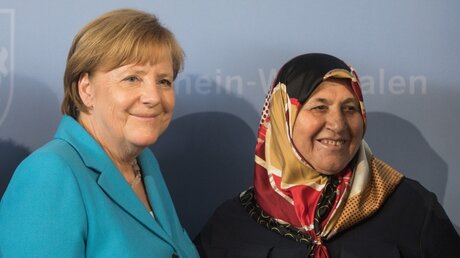 Bundeskanzlerin Angela Merkel (l.) mit Mevlüde Genc / © Rolf Vennenbernd (dpa)