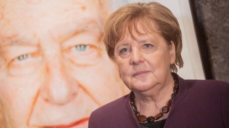 Bundeskanzlerin Merkel in der Ausstellung "Survivors" in Essen / © Rolf Vennenbernd (dpa)