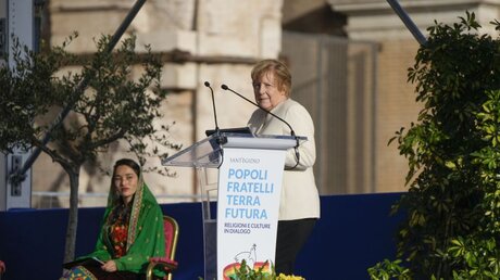Bundeskanzlerin Merkel hält eine Rede beim Treffen der Gemeinschaft Sant'Egidio / © Gregorio Borgia/AP (dpa)