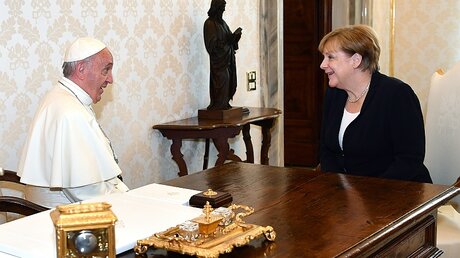 Scheinen sich gut zu verstehen: Papst Franziskus und Angela Merkel / © Ettore Ferrari (dpa)