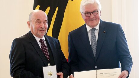 Bundespräsident Frank-Walter Steinmeier(r) verleiht das Bundesverdienstkreuz an Rainer Eppelmann / © Wolfgang Kumm (dpa)