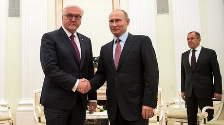 Bundespräsident Steinmeier mit Präsident Putin in Moskau / © Bernd von Jutrczenka (dpa)