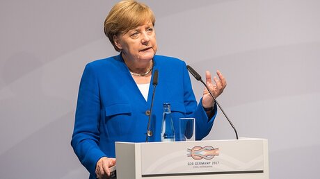 Abschlusserklärung entgegengenommen: Kanzlerin Merkel / © Daniel Bockwoldt (dpa)