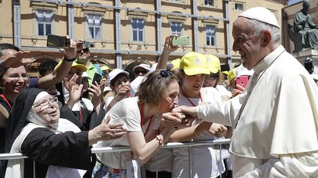 Camerino: Papst Franziskus begrüßt Gläubige nach der Messe  / © Gregorio Borgia (dpa)