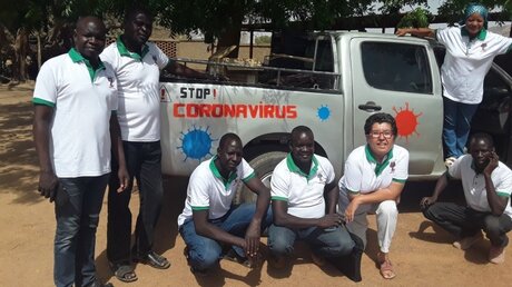 Caritas-Mitarbeiter im Tschad, die in allen lokalen Sprachen über die wichtigsten Infektionsschutzregeln aufklären. / © Frank Kahnert (MISEREOR)