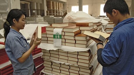 In der weltgrößten Bibeldruckerei in Nanjing (China) / © Dag Smemo/United Bible Society (epd)