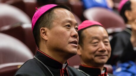 Chinesische Bischöfe: Guo Jincai (l.), Bischof von Chengde (China), und Bischof Yang Xaoting (r.) / © Stefano Dal Pozzolo/Romano Siciliani (KNA)