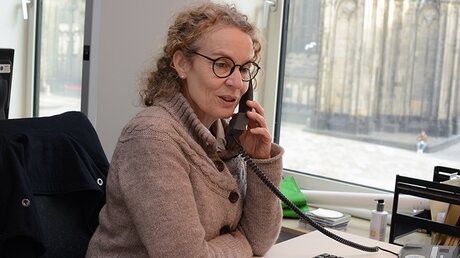 Claudia Perscheid sitzt am "Zeit für Sie"-Telefon. / © Beatrice Tomasetti (DR)