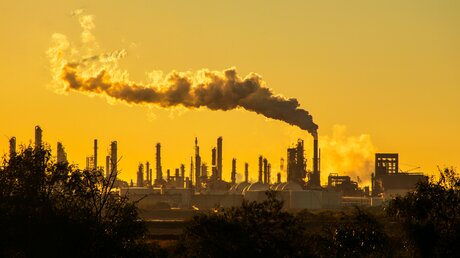 CO2-Emissionen befeuern den Klimawandel / © Roschetzky Photography (shutterstock)