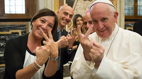Papst Franziskus übt Gebärdensprache  / © OSSERVATORE ROMANO (dpa)