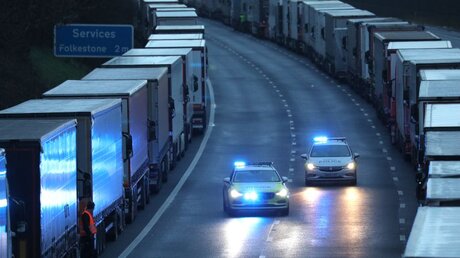 Coronavirus - Großbritannien: Die Polizei patrouilliert zwischen Lastwagen, die auf der M20 in Warteschlangen stehen, nachdem der Hafen von Dover geschlossen wurde / © Andrew Matthews/PA Wire (dpa)