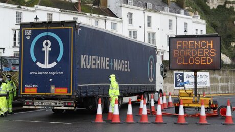 Coronavirus - Großbritannien: Ein Lastwagen fährt in den Hafen von Dover an einer Polizeiabsperrung vorbei, an der ein Schild angebracht ist, auf dem zu lesen ist "Die Französischen Grenzen sind geschlossen" / © Andrew Matthews/PA Wire (dpa)