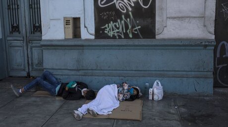Coronavirus in Peru: Menschen schlafen auf dem Bürgersteig / © Rodrigo Abd (dpa)