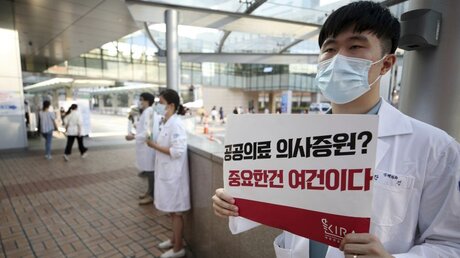 Coronavirus - Südkorea: Ärzte halten Schilder mit Kritik an der Politik der Regierung in einem Krankenhaus hoch / © Lim Hun-Jung/Yonhap/A (dpa)