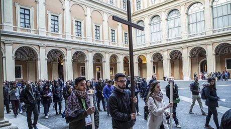 Via Crucis, Kreuzweg, von Teilnehmern der Vorsynode der Jugendlichen in Rom / © Stefano dal Pozzolo (KNA)