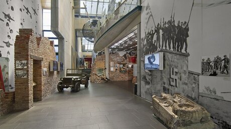 Eingang zur Dauerausstellung im Haus der Geschichte in Bonn / © Axel Thünker (Stiftung Haus der Geschichte)
