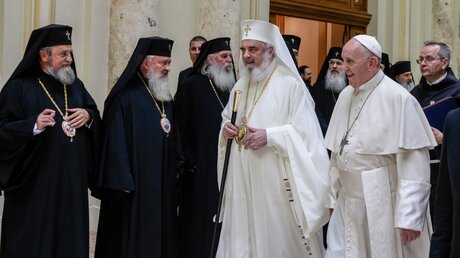 Daniel Ciobotea, Patriarch der rumänisch-orthodoxen Kirche, und Papst Franziskus in Bukarest / © Paul Haring (KNA)