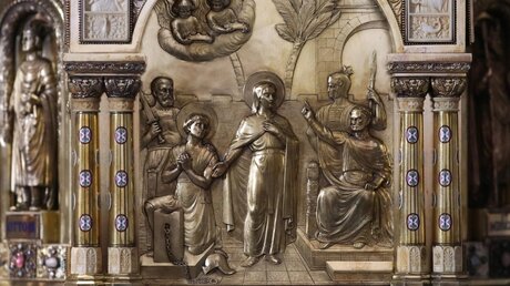 Darstellung der Heiligen Corona (M) auf dem Schrein im Dommuseum in Aachen / © Oliver Berg (dpa)