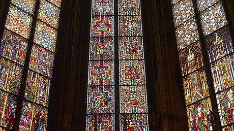 Das Ältere Bibelfenster in der Achskapelle von 1260 hat es Domkapitular Sauerborn besonders angetan. / © Beatrice Tomasetti (DR)