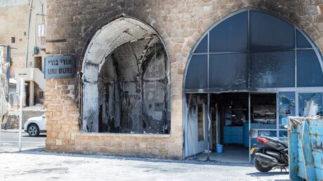 Das bei einem Brandanschlag beschädigte Restaurant "Uri Buri" in der Altstadt von Akko / © Andrea Krogmann (KNA)