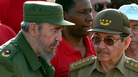 Das Ende der Castro-Ära in Kuba: Raul und Fidel (l.) Castro (Archiv Jahr 2004) / © Alejandro Ernesto (dpa)