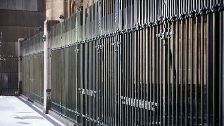 Das Gitter an der Domnordseite soll die Portale vor Vandalismus schützen. (Kölner Dom)