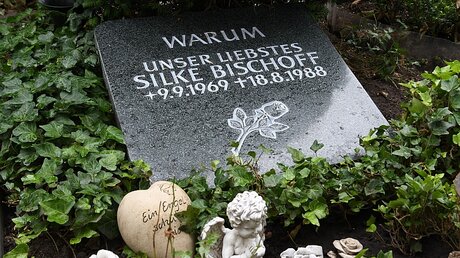 Das Grab der getöteten Silke Bischoff auf dem Friedhof in Heiligenrode / © Carmen Jaspersen (dpa)