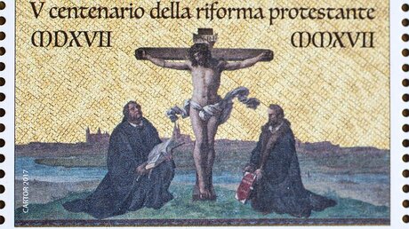 Das Motiv der Vatikan-Briefmarke zur Reformation mit Martin Luther (links) / © Stefano Dal Pozzolo (KNA)