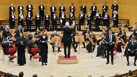 Das Vokalensemble Kölner Dom tritt mit der "Waisenhaus-Messe" von Mozart auf. / © Beatrice Tomasetti (DR)