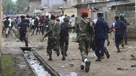 Demonstranten in Kinshasa fliehen vor kongolesischen Sicherheitskräften / © John Bompengo (dpa)