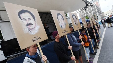 Demonstranten mit Abbildungen der NSU-Opfer / © Tobias Hase (dpa)