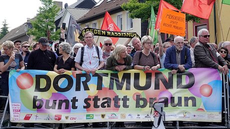 Demonstranten protestieren mit einem Transparent mit der Aufschrift "Dortmund bunt statt braun" / © Johannes Neudecker (dpa)
