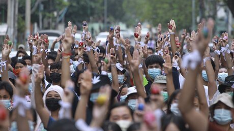 Demonstranten in Myanmar zeigen den Drei-Finger-Gruß mit Ostereiern   / © Mg Ny@n (dpa)