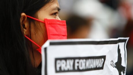 Demonstrantin mit einem Schild "Pray for Myanmar" / © Daniel Ceng Shou-Yi (dpa)