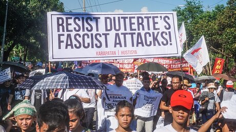 Demonstration gegen Diktatur und den philippinischen Staatspräsidenten Rodrigo Duterte 2018 in Manila / © Micahel Lenz (KNA)