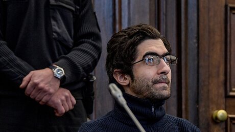 Der Angeklagte Ahmad A. wartet auf sein Urteil / © Axel Heimken (dpa)