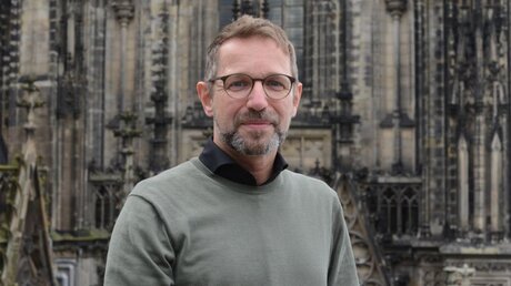 Der Architektur- und Denkmalpflegeexperte Peter Füssenich hat sein Herz an den Kölner Dom verloren. / © Beatrice Tomasetti (DR)