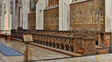 Der Binnenchor des Domes beherbergt eines der größten erhaltenen mittelalterlichen Chorgestühle / © Beatrice Tomasetti (DR)