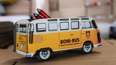 Der Boni-Bus des Hilfswerks als Stiftehalter im Hauptsitz des Bonifatiuswerkes der deutschen Katholiken / © Andreas Kühlken (KNA)